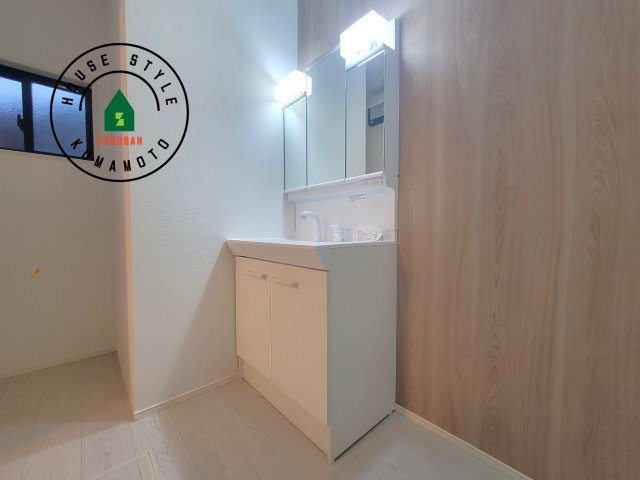 合志市合生第2-2棟（1号棟）　の独立洗面台|毎日使うものだから清潔な空間を保ちたい水回り。洗面にはそんな願いを解消させてくれる収納アイデアが満載です。三面鏡の裏側にはキャビネットが現れ小物から背の高い物まで収納できます。