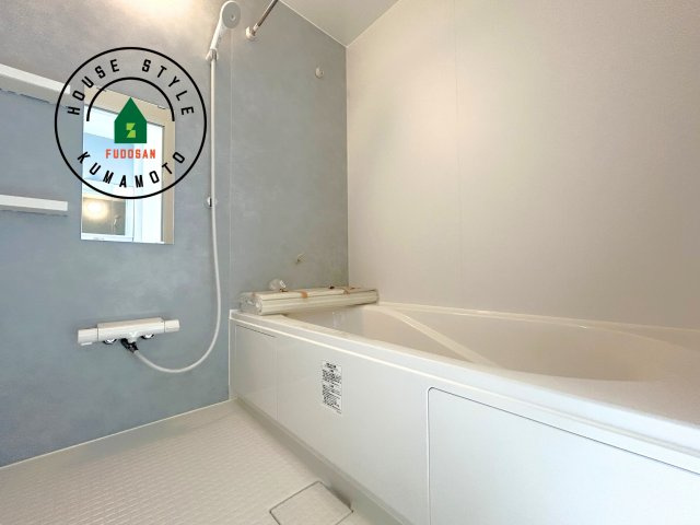 合志市合生第2-2棟（1号棟）　の浴室|ウ窓もあるので換気も安心ですね。同社仕様。1日の疲れを癒してくれる広々バスルーム。雨の日のお洗濯にも大活躍な浴室乾燥機付です！