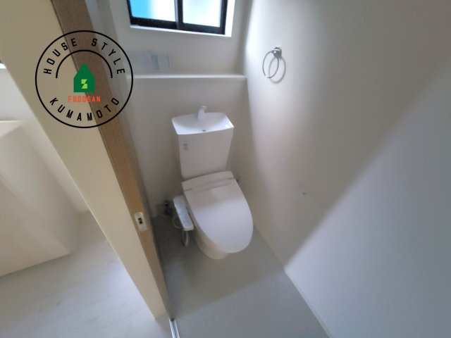 合志市合生第2-2棟（1号棟）　のトイレ|温水洗浄便座を完備しております。2ヶ所にトイレがあるのは朝の慌ただしい時間も安心です。