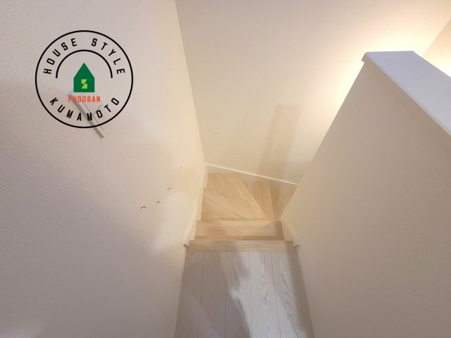 合志市合生第2-2棟（1号棟）　の内装|階段からも明るい光が入ります。採光や通風も階段の重要な役割です。