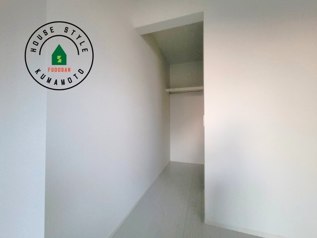 合志市合生第2-2棟（1号棟）　の収納|洋服や大きな荷物が多い方や人数の多いご家族などは、一般的なクローゼットよりもウォークインクローゼットのほうが使い勝手が良いです。