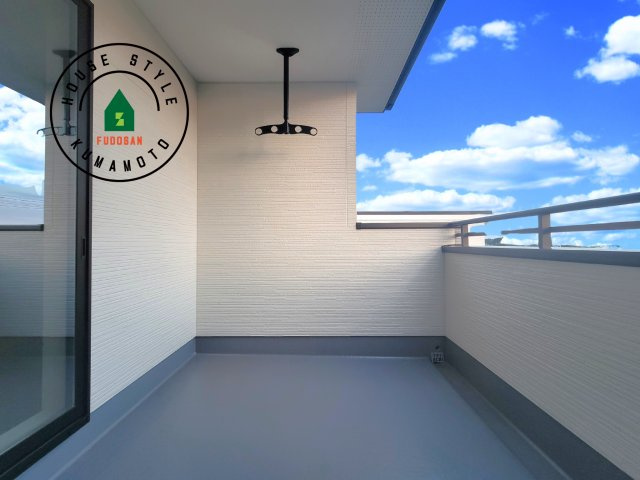 合志市合生第2-2棟（1号棟）　のバルコニー|風をしっかりと感じられるバルコニーでは、毎日が洗濯日和です。広々としているので洗濯も楽しくなるでしょうし、気分転換にバルコニーからの眺めを楽しむのもいいでしょう。