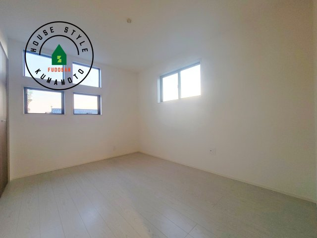 合志市合生第2-2棟（1号棟）　の洋室|柔らかい陽光が差し込む明るいお部屋を演出する設計。彩光の取れる窓が気持ちの良いお部屋を創り上げます。