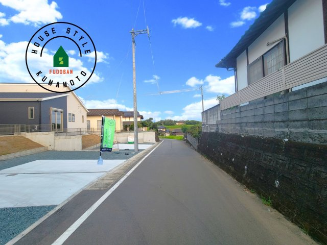 合志市合生第2-2棟（1号棟）　の前面道路含む現地写真|前面道路は閑静な住宅地をはしる車通りの少ない道路。お車の出し入れが苦手なママや小さなお子様にも安心ですね。しっかり舗装もされているので、ベビーカーや自転車で通っても快適に通行できます。