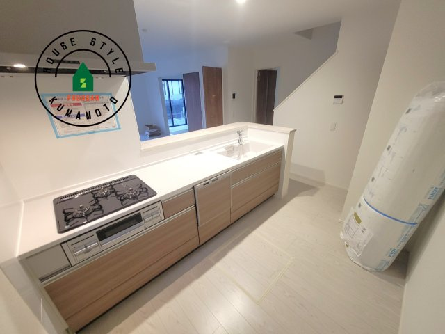 合志市合生第2-2棟（1号棟）　のキッチン|ダイニングテーブルへの配膳がラクラク、お料理はかどるカウンター付きシステムキッチン！