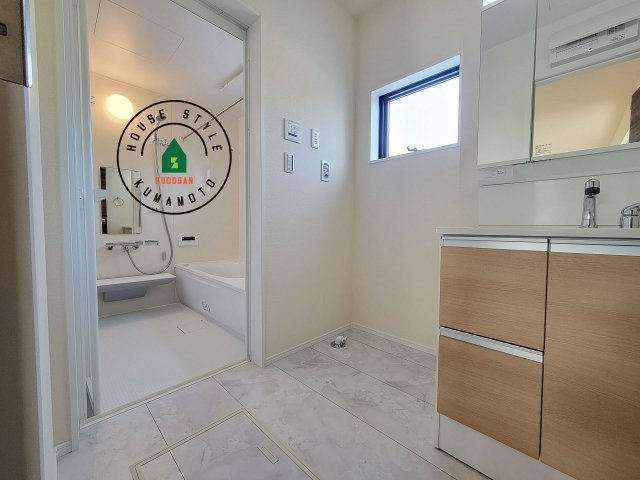 熊本市東区長嶺西2丁目第2-5棟（2号棟）の脱衣所|ゆとりの洗面スペースで朝の身支度もスムーズに。暮らしを快適に変えるシャワー付洗面台です！