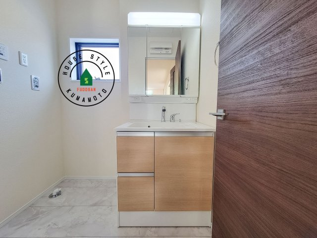 熊本市東区長嶺西2丁目第2-5棟（2号棟）の独立洗面台|毎日使うものだから清潔な空間を保ちたい水回り。洗面にはそんな願いを解消させてくれる収納アイデアが満載です。三面鏡の裏側にはキャビネットが現れ小物から背の高い物まで収納できます。