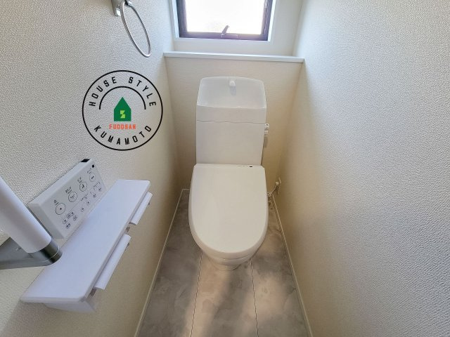 熊本市東区長嶺西2丁目第2-5棟（2号棟）のトイレ|温水洗浄便座を完備しております。2ヶ所にトイレがあるのは朝の慌ただしい時間も安心です。