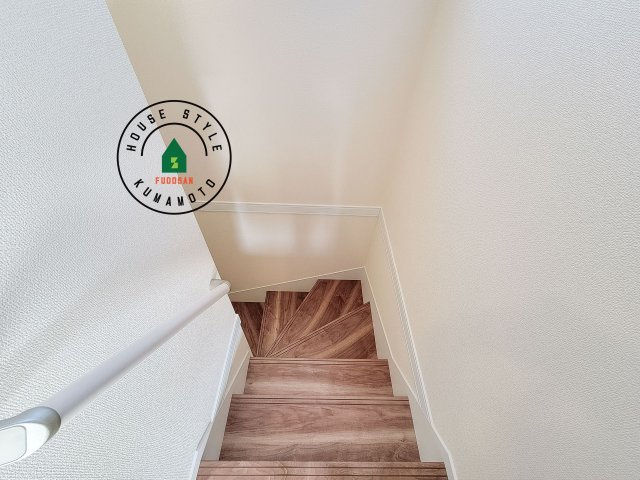 熊本市東区長嶺西2丁目第2-5棟（2号棟）の内装|＜手すり付階段＞手すりがないと階段の昇り降りで危険なことはもちろん、壁に手をつきながら歩くことで壁紙が汚れやすくなります。すべての方に快適に昇り降りしていただくため、手すりを設置しました。