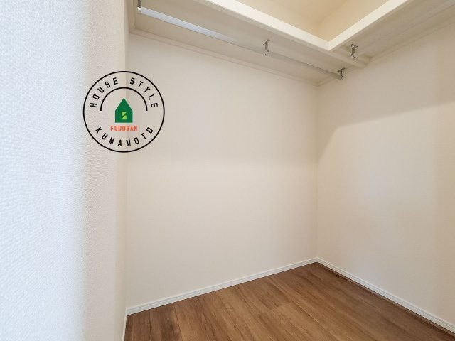 熊本市東区長嶺西2丁目第2-5棟（2号棟）の収納|洋服や大きな荷物が多い方や人数の多いご家族などは、一般的なクローゼットよりもウォークインクローゼットのほうが使い勝手が良いです。