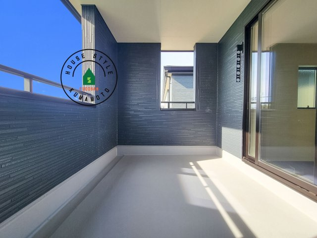 熊本市東区長嶺西2丁目第2-5棟（2号棟）のバルコニー|風をしっかりと感じられるバルコニーでは、毎日が洗濯日和です。広々としているので洗濯も楽しくなるでしょうし、気分転換にバルコニーからの眺めを楽しむのもいいでしょう。