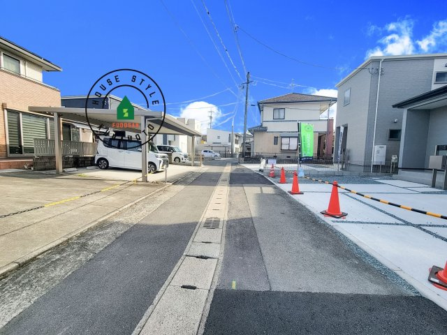 熊本市東区長嶺西2丁目第2-5棟（2号棟）の前面道路含む現地写真|前面道路です。
