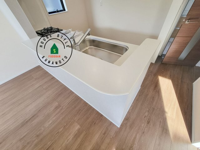 熊本市東区長嶺西2丁目第2-5棟（2号棟）のダイニング|会話が弾む場所として居心地の良いリビングです。