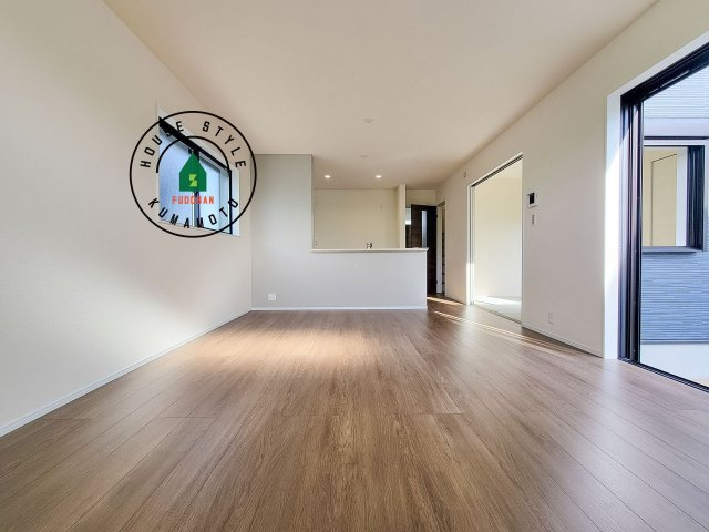 熊本市東区長嶺西2丁目第2-5棟（2号棟）の居間・リビング|明るく開放的なリビングダイニングは豊かな陽光が注ぎ込み、やすらぎの空間を演出してくれます。ご家族で楽しいひとときをお過ごし下さい。