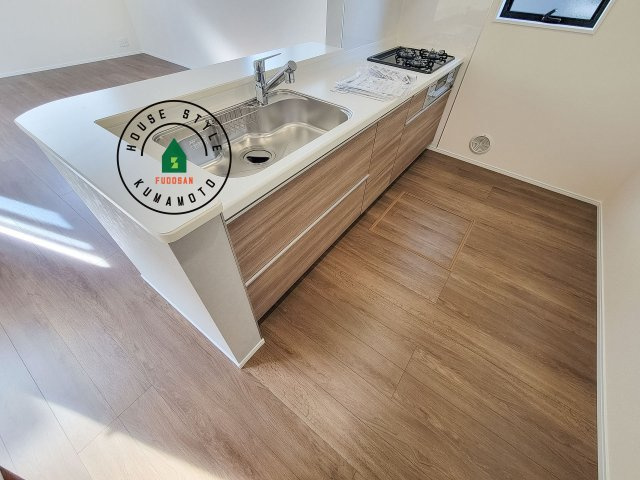 熊本市東区長嶺西2丁目第2-5棟（2号棟）のキッチン|ダイニングテーブルへの配膳がラクラク、お料理はかどるカウンター付きシステムキッチン！