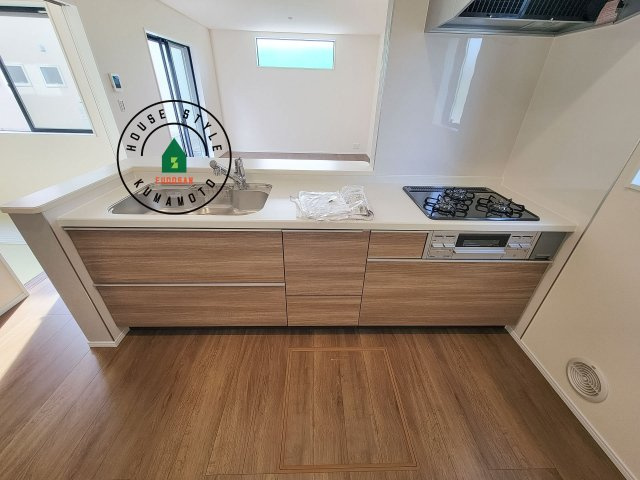 熊本市東区長嶺西2丁目第2-5棟（2号棟）のキッチン|ご家族を近くに感じられる対面キッチンのLDK。会話もはずみそうですね。