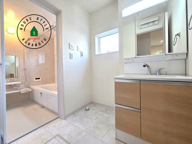 宇城市松橋町松橋第1-2棟（1号棟）の内観：施工例|ゆとりの洗面スペースで朝の身支度もスムーズに。暮らしを快適に変えるシャワー付洗面台です！