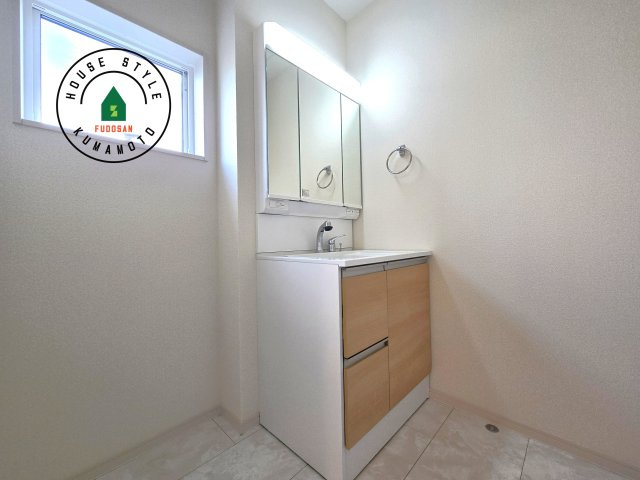 宇城市松橋町松橋第1-2棟（1号棟）の内観：施工例|毎日使うものだから清潔な空間を保ちたい水回り。洗面にはそんな願いを解消させてくれる収納アイデアが満載です。三面鏡の裏側にはキャビネットが現れ小物から背の高い物まで収納できます。