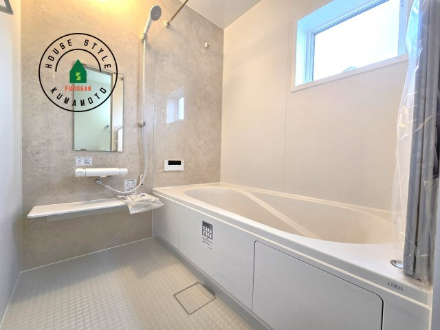 宇城市松橋町松橋第1-2棟（1号棟）の内観：施工例|1日の疲れを癒してくれる広々バスルーム。雨の日のお洗濯にも大活躍な浴室乾燥機付です！