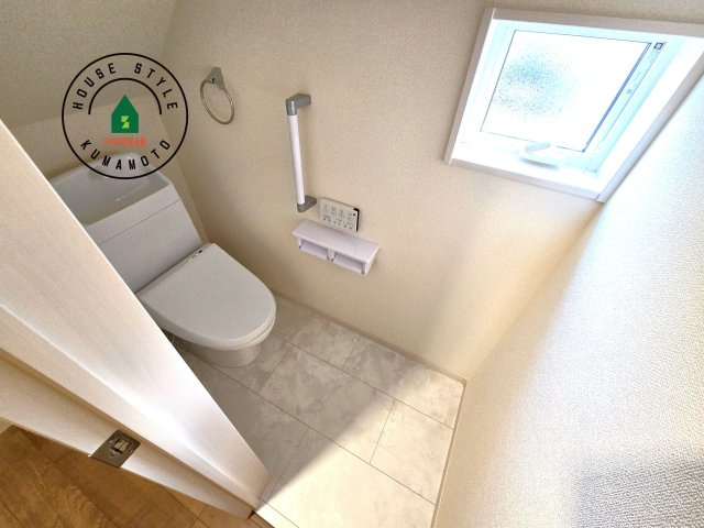 宇城市松橋町松橋第1-2棟（1号棟）の内観：施工例|温水洗浄便座を完備しております。2ヶ所にトイレがあるのは朝の慌ただしい時間も安心です。