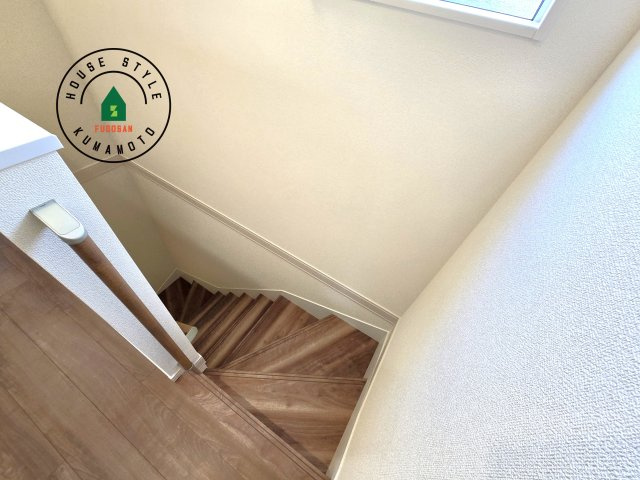 宇城市松橋町松橋第1-2棟（1号棟）の内観：施工例|＜手すり付階段＞手すりがないと階段の昇り降りで危険なことはもちろん、壁に手をつきながら歩くことで壁紙が汚れやすくなります。すべての方に快適に昇り降りしていただくため、手すりを設置しました。