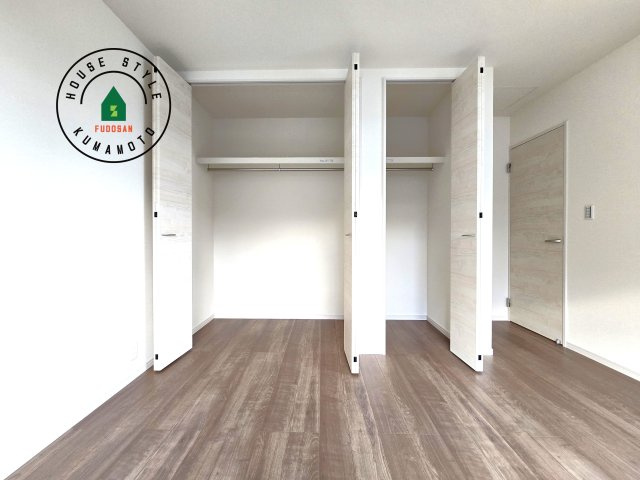 宇城市松橋町松橋第1-2棟（1号棟）の内観：施工例|洋服や大きな荷物が多い方や人数の多いご家族などは、一般的なクローゼットよりもウォークインクローゼットのほうが使い勝手が良いです。