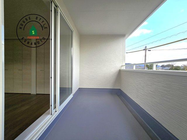 宇城市松橋町松橋第1-2棟（1号棟）の外観：施工例|風をしっかりと感じられるバルコニーでは、毎日が洗濯日和です。広々としているので洗濯も楽しくなるでしょうし、気分転換にバルコニーからの眺めを楽しむのもいいでしょう。