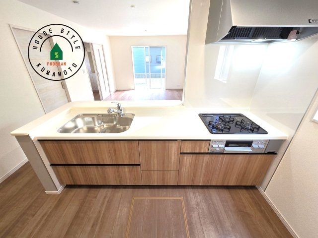 宇城市松橋町松橋第1-2棟（1号棟）の内観：施工例|ご家族を近くに感じられる対面キッチンのLDK。会話もはずみそうですね。