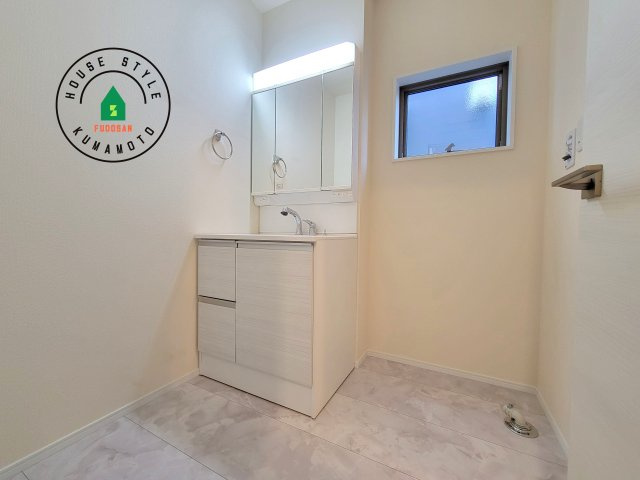 熊本市北区龍田7丁目第4-5棟（4号棟）の脱衣所|ゆとりの洗面スペースで朝の身支度もスムーズに。暮らしを快適に変えるシャワー付洗面台です！