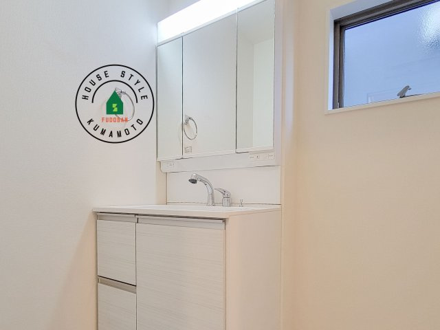 熊本市北区龍田7丁目第4-5棟（4号棟）の独立洗面台|毎日使うものだから清潔な空間を保ちたい水回り。洗面にはそんな願いを解消させてくれる収納アイデアが満載です。三面鏡の裏側にはキャビネットが現れ小物から背の高い物まで収納できます。