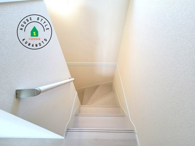熊本市北区龍田7丁目第4-5棟（4号棟）の内装|＜手すり付階段＞手すりがないと階段の昇り降りで危険なことはもちろん、壁に手をつきながら歩くことで壁紙が汚れやすくなります。すべての方に快適に昇り降りしていただくため、手すりを設置しました。