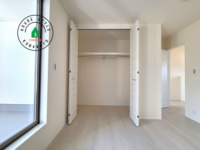 熊本市北区龍田7丁目第4-5棟（4号棟）の収納|洋服や大きな荷物が多い方や人数の多いご家族などは、一般的なクローゼットよりもウォークインクローゼットのほうが使い勝手が良いです。