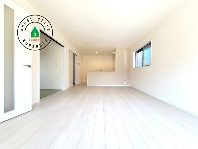 熊本市北区龍田7丁目第4-5棟（4号棟）の居間・リビング|明るく開放的なリビングダイニングは豊かな陽光が注ぎ込み、やすらぎの空間を演出してくれます。ご家族で楽しいひとときをお過ごし下さい。