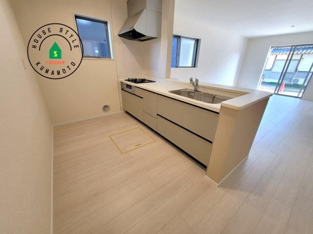 熊本市北区龍田7丁目第4-5棟（4号棟）のキッチン|ダイニングテーブルへの配膳がラクラク、お料理はかどるカウンター付きシステムキッチン！