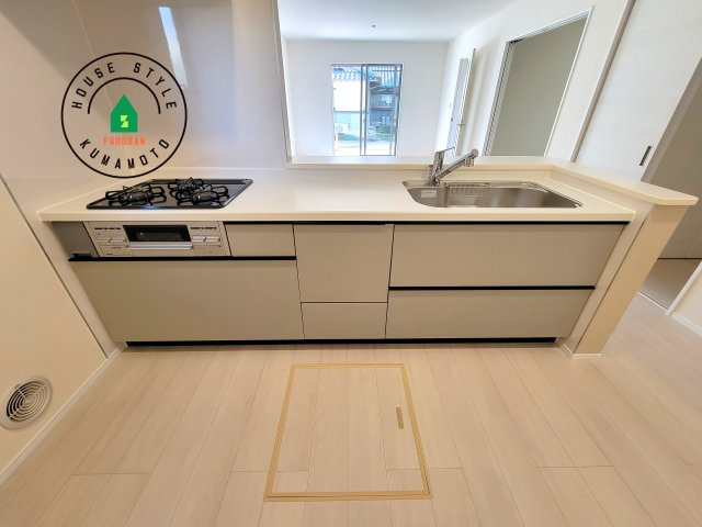 熊本市北区龍田7丁目第4-5棟（4号棟）のキッチン|ご家族を近くに感じられる対面キッチンのLDK。会話もはずみそうですね。