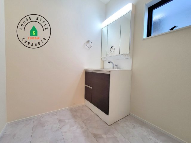 熊本市北区龍田7丁目第4-5棟（3号棟）の脱衣所|ゆとりの洗面スペースで朝の身支度もスムーズに。暮らしを快適に変えるシャワー付洗面台です！