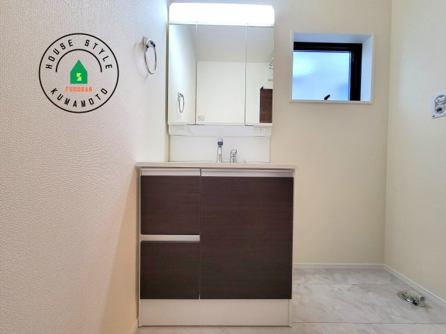 熊本市北区龍田7丁目第4-5棟（3号棟）の独立洗面台|毎日使うものだから清潔な空間を保ちたい水回り。洗面にはそんな願いを解消させてくれる収納アイデアが満載です。三面鏡の裏側にはキャビネットが現れ小物から背の高い物まで収納できます。