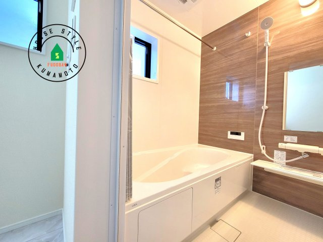 熊本市北区龍田7丁目第4-5棟（3号棟）の浴室|1日の疲れを癒してくれる広々バスルーム。雨の日のお洗濯にも大活躍な浴室乾燥機付です！