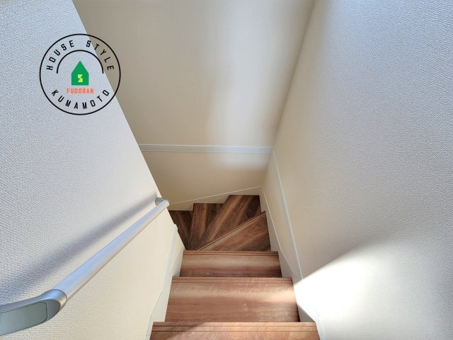 熊本市北区龍田7丁目第4-5棟（3号棟）の内装|＜手すり付階段＞手すりがないと階段の昇り降りで危険なことはもちろん、壁に手をつきながら歩くことで壁紙が汚れやすくなります。すべての方に快適に昇り降りしていただくため、手すりを設置しました。