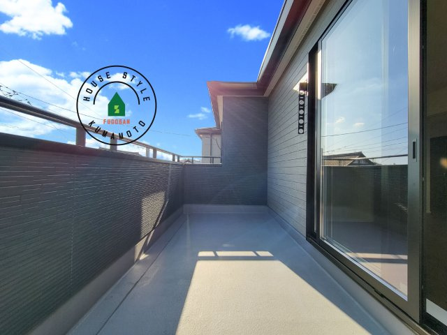 熊本市北区龍田7丁目第4-5棟（3号棟）のバルコニー|風をしっかりと感じられるバルコニーでは、毎日が洗濯日和です。広々としているので洗濯も楽しくなるでしょうし、気分転換にバルコニーからの眺めを楽しむのもいいでしょう。