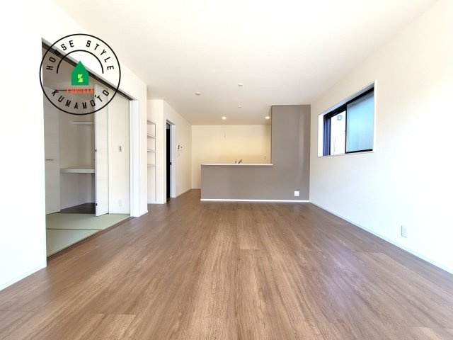 熊本市北区龍田7丁目第4-5棟（3号棟）の居間・リビング|明るく開放的なリビングダイニングは豊かな陽光が注ぎ込み、やすらぎの空間を演出してくれます。ご家族で楽しいひとときをお過ごし下さい。