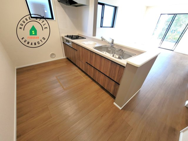 熊本市北区龍田7丁目第4-5棟（3号棟）のキッチン|ダイニングテーブルへの配膳がラクラク、お料理はかどるカウンター付きシステムキッチン！