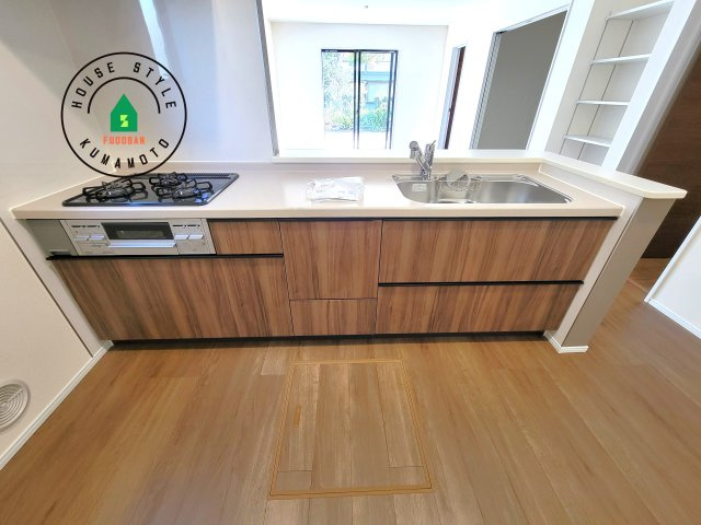熊本市北区龍田7丁目第4-5棟（3号棟）のキッチン|ご家族を近くに感じられる対面キッチンのLDK。会話もはずみそうですね。