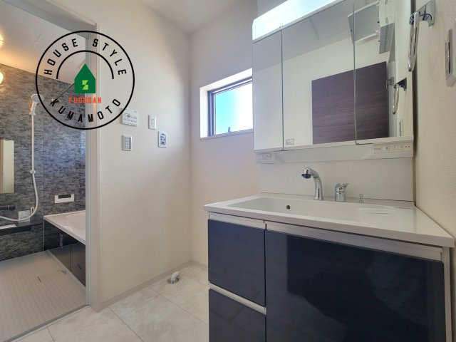 菊池市西寺第1-8棟（7号棟）の脱衣所|ゆとりの洗面スペースで朝の身支度もスムーズに。暮らしを快適に変えるシャワー付洗面台です！