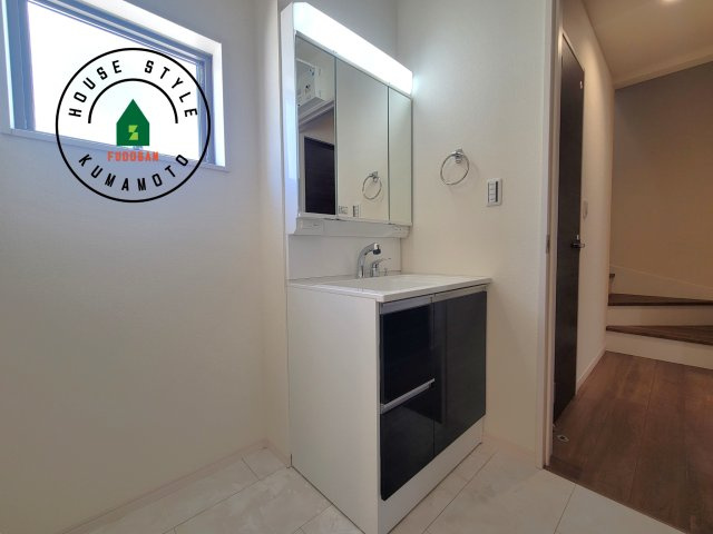 菊池市西寺第1-8棟（7号棟）の独立洗面台|毎日使うものだから清潔な空間を保ちたい水回り。洗面にはそんな願いを解消させてくれる収納アイデアが満載です。三面鏡の裏側にはキャビネットが現れ小物から背の高い物まで収納できます。