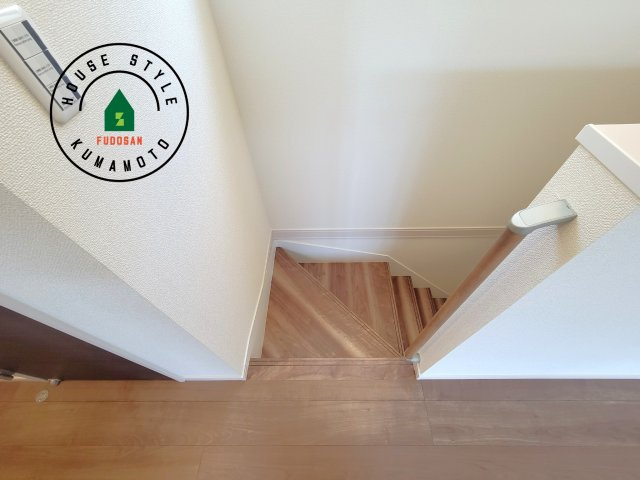 菊池市西寺第1-8棟（7号棟）の内装|＜手すり付階段＞手すりがないと階段の昇り降りで危険なことはもちろん、壁に手をつきながら歩くことで壁紙が汚れやすくなります。すべての方に快適に昇り降りしていただくため、手すりを設置しました。