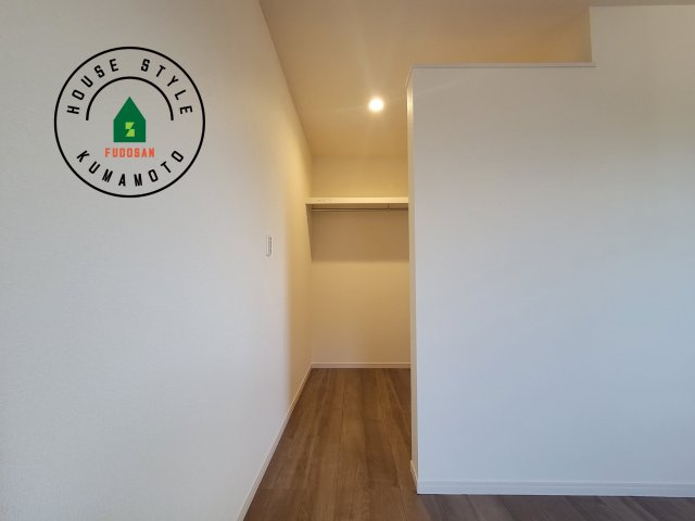 菊池市西寺第1-8棟（7号棟）の収納|洋服や大きな荷物が多い方や人数の多いご家族などは、一般的なクローゼットよりもウォークインクローゼットのほうが使い勝手が良いです。