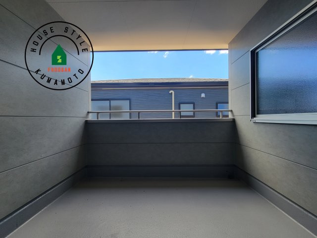 菊池市西寺第1-8棟（7号棟）のバルコニー|風をしっかりと感じられるバルコニーでは、毎日が洗濯日和です。広々としているので洗濯も楽しくなるでしょうし、気分転換にバルコニーからの眺めを楽しむのもいいでしょう。