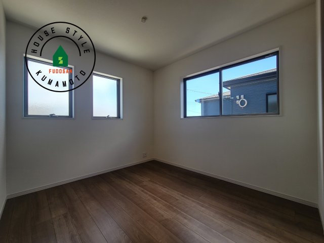 菊池市西寺第1-8棟（7号棟）の洋室|採光良好な洋室は全居室、複層ガラスの遮熱効果と断熱効果で、一年中快適に過ごせます。