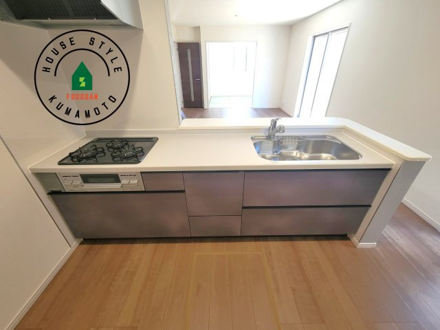 菊池市西寺第1-8棟（7号棟）のキッチン|ご家族を近くに感じられる対面キッチンのLDK。会話もはずみそうですね。